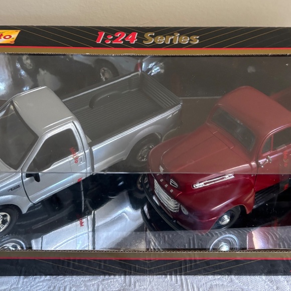 Maisto 1:24 Series Ford F350 and 1948 Ford F1 - Picture 2 of 6